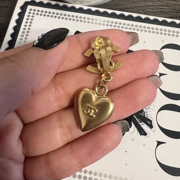 CHANEL Vintage Gold CC Logo Heart Dangle Clip On Earrings - Picture 5 of 9